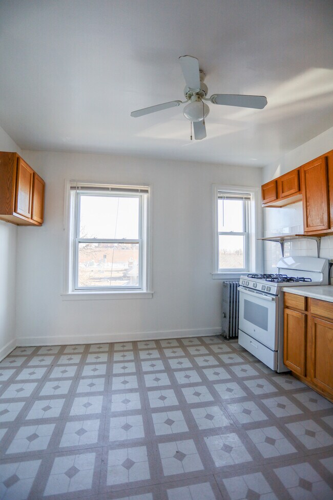 Building Photo - 5931 N Northwest Hwy