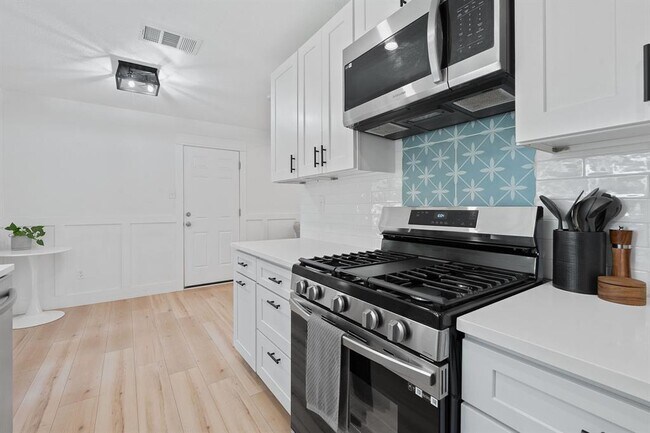 Building Photo - 5001 Dove Springs Dr