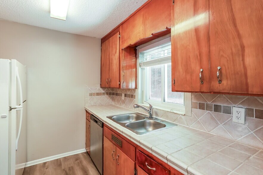 Building Photo - 6532 Albicore Rd