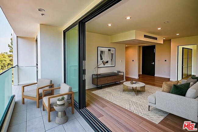 Building Photo - 328 N Maple Dr