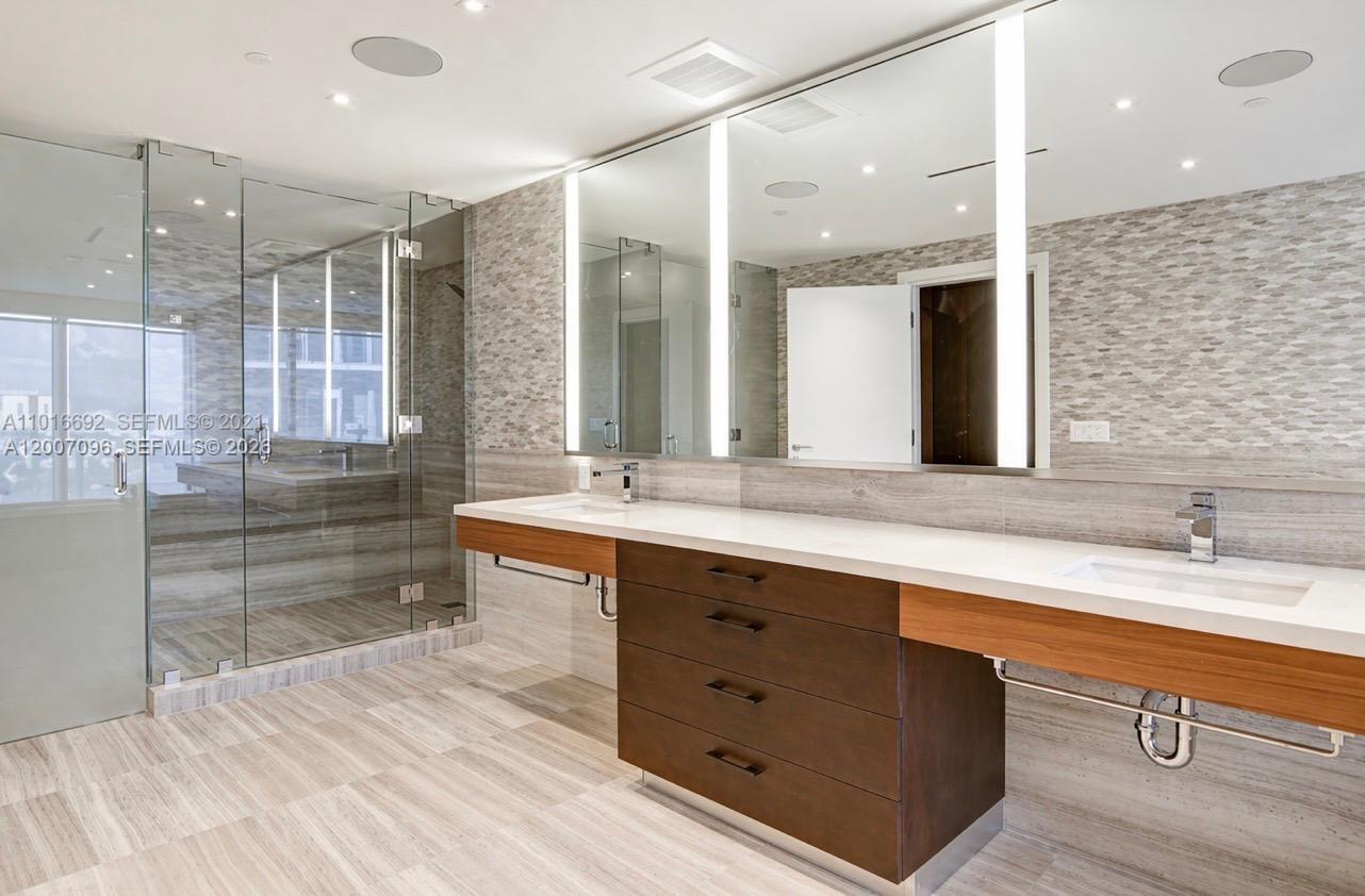 Building Photo - 1 Collins Ave