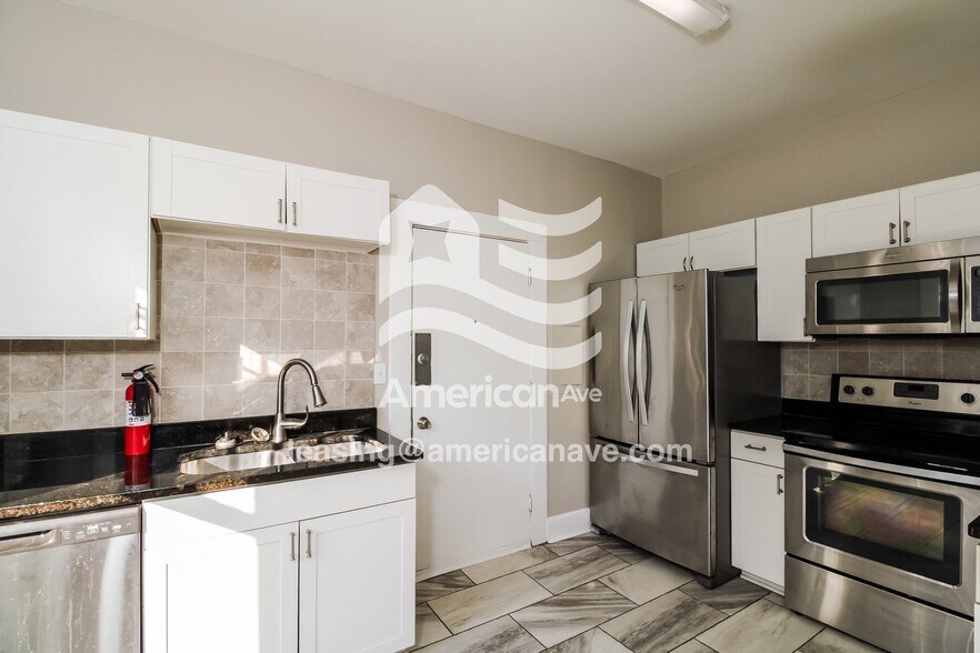 Building Photo - 3023 River Dr