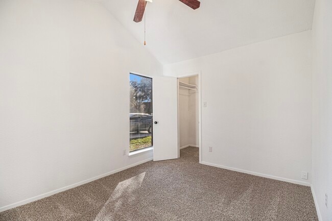 Building Photo - 1019 W Brompton Dr