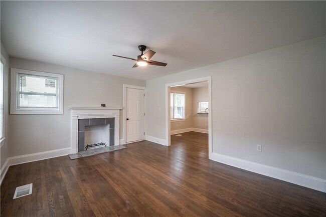 Building Photo - 2137 Delowe Dr