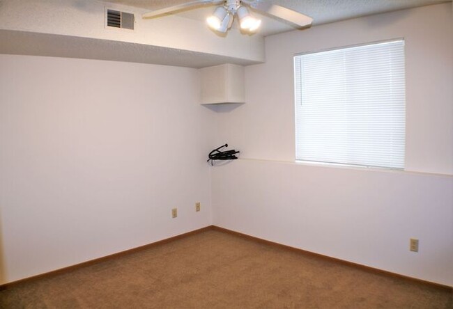 Building Photo - $1,025 | 2 Bedroom, 1 Bathroom 1st Floor C...