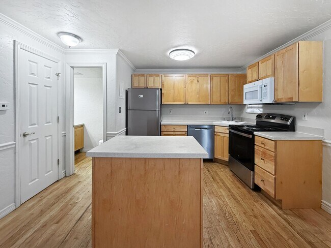Building Photo - $0 DEPOSIT OPTION. CHEESMAN PARK! TWO STORY CONDO! ADDITIONAL HALF BATH ON MAIN LEVEL! PARKING, H...