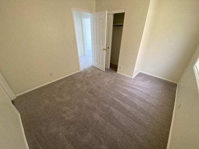 Building Photo - 2 Story, 3 bedroom, 2.5 bathroom home in Silverado Ranch