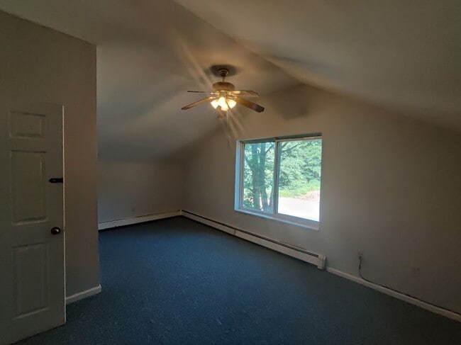 Building Photo - PRIVATE, COZY 2-3 BDRM 1.5 BATH HOME W/ HU...