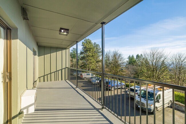 Building Photo - Cozy & sweet 1/1 condo in Lake Oswego with covered parking and storage included!