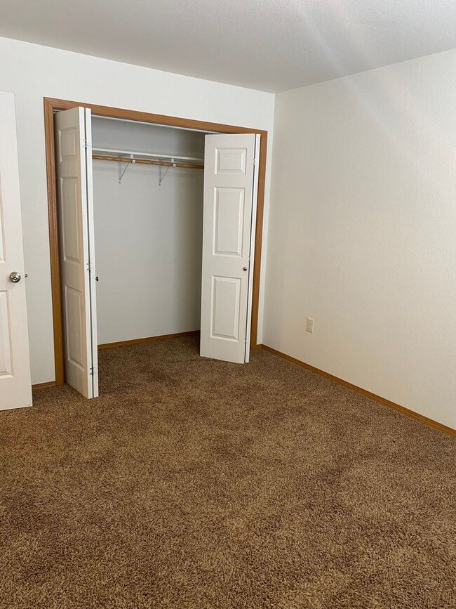 Building Photo - Lower 2 Bedroom /1 Bath Apartment! Appliances Included!