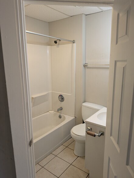 Building Photo - 403 Maple Ave