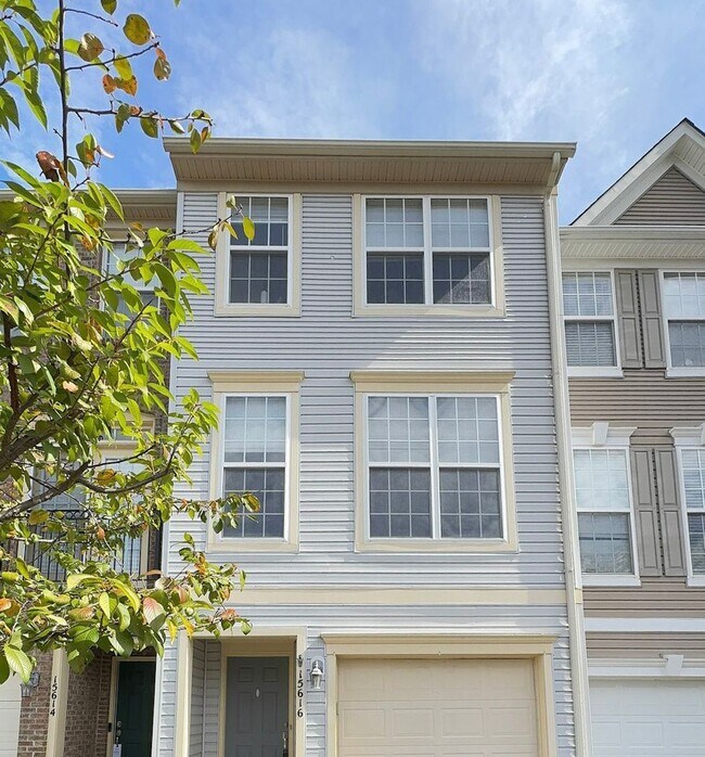 Building Photo - Gorgeous 3 Bed 3.5 Bath Interior Townhome ...