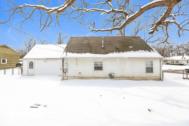 Building Photo - 900 Maple Ln