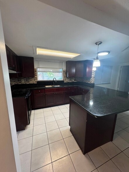 Building Photo - 7725 Bloomfield Dr