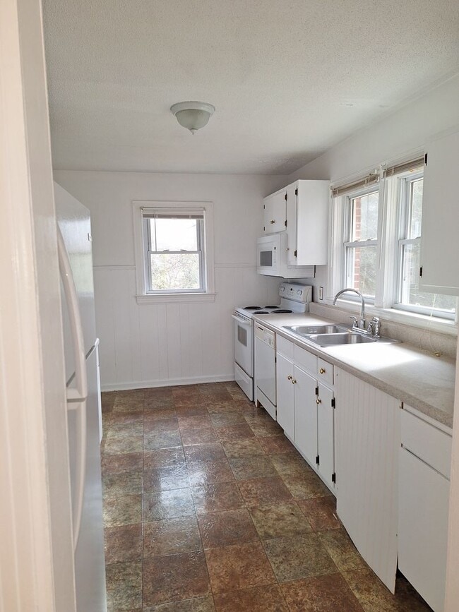 Building Photo - 450 Highland Ave NW