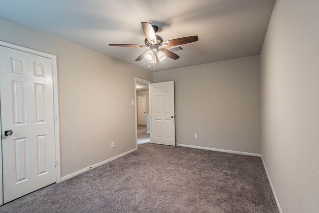 Building Photo - 165 Camelot Pl Ct