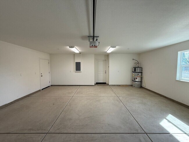Building Photo - 4-bedroom single story in desirable Ripon!