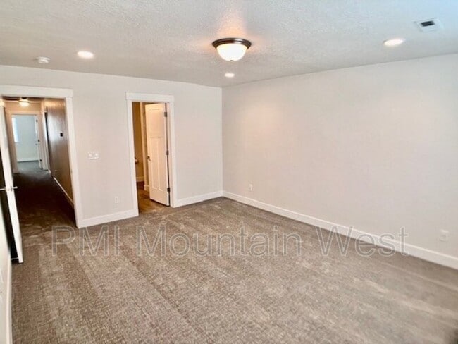 Building Photo - 269 E Ellen Ln