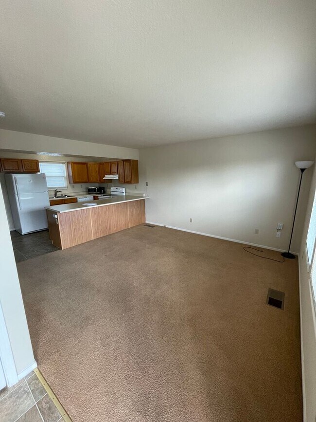 Building Photo - 570 W 9th St