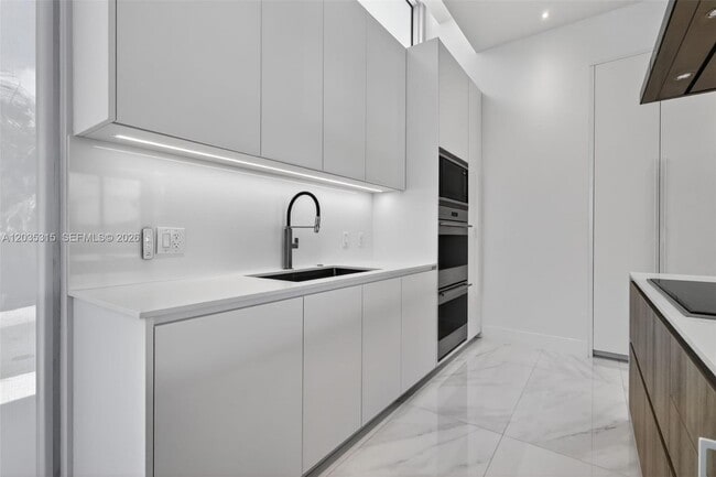 Building Photo - 3750 Yacht Club Dr