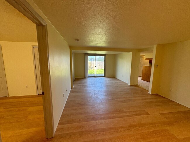 Building Photo - 1048/A/