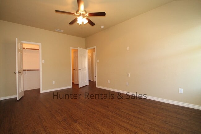 Building Photo - Spacious Duplex!