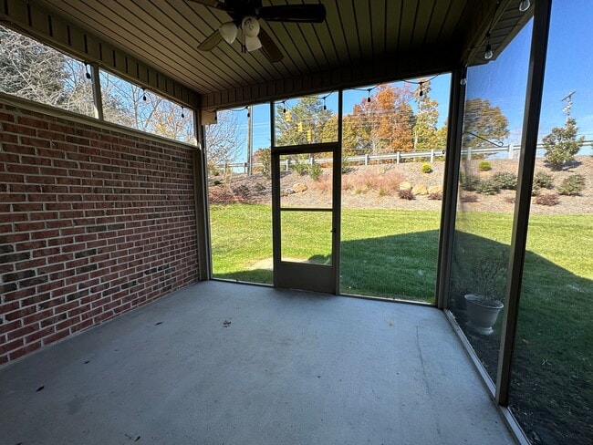 Building Photo - Townhome in a great location!