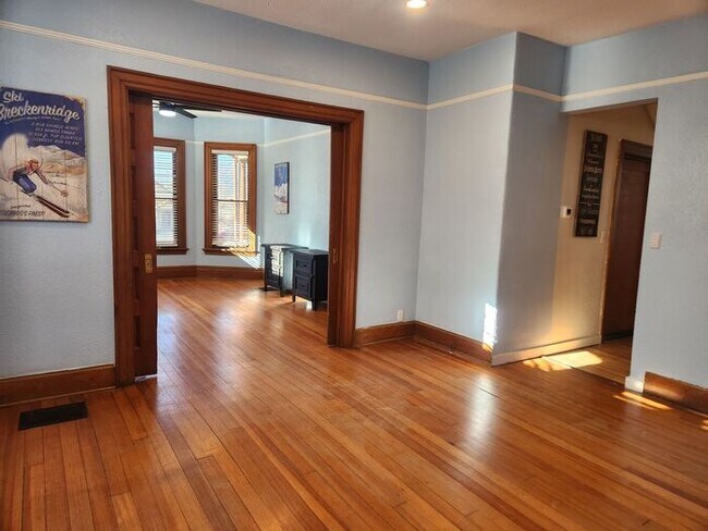 Building Photo - XL 1 bed 1 bath apartment downtown