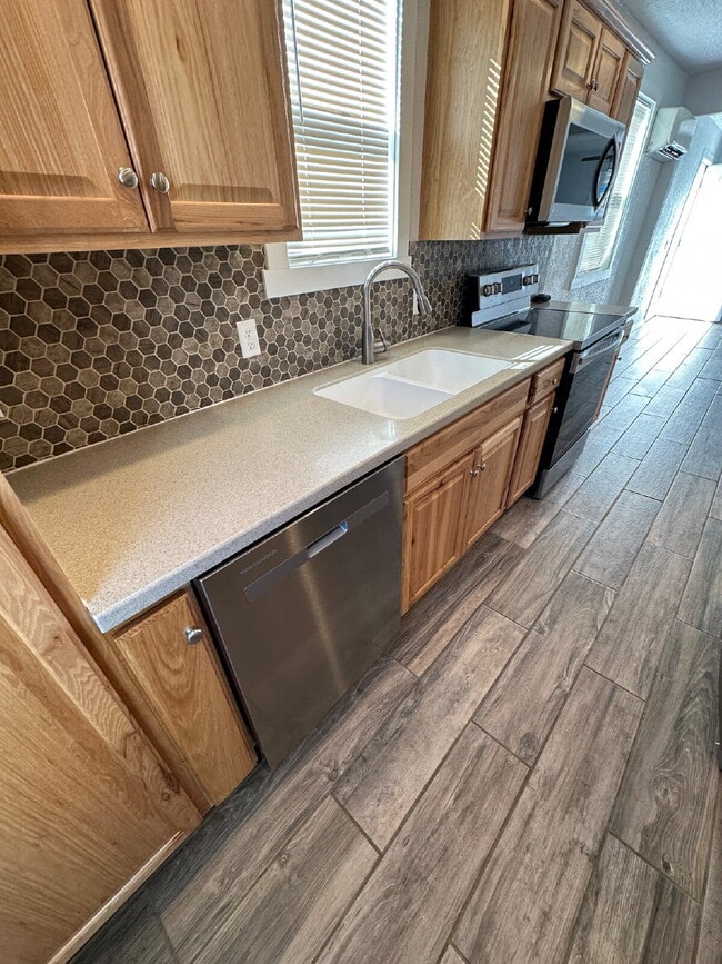 Building Photo - "Charming Little 3-Bedroom Gem on North 5th Street with Elegant Granite Touches!"