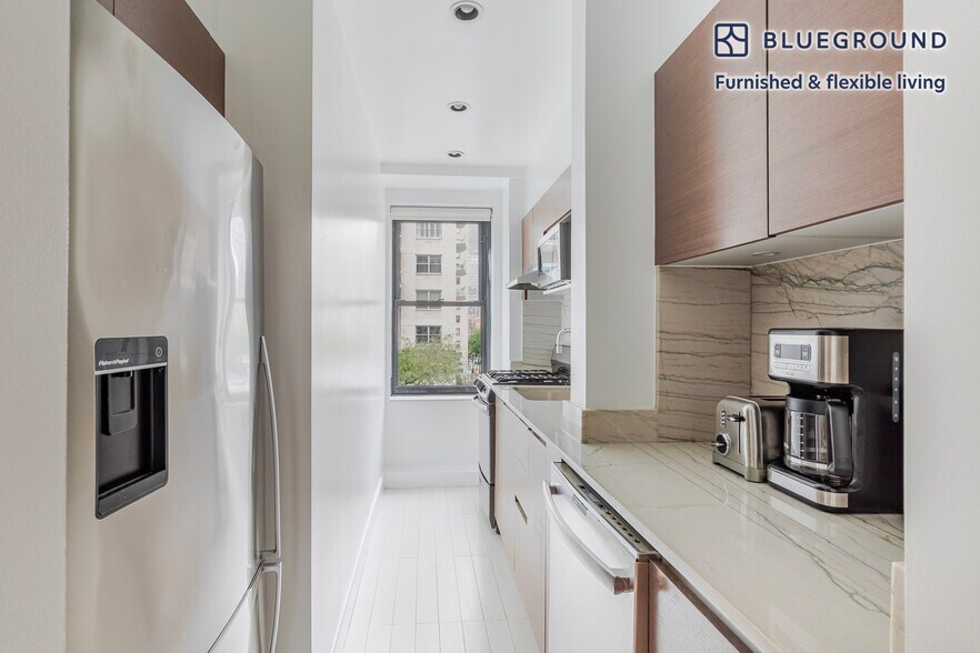 Building Photo - 400 E 57th St