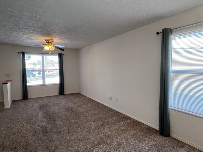 Building Photo - Duplex in Ozark!