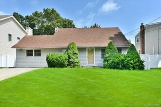 Building Photo - 257 Maple St