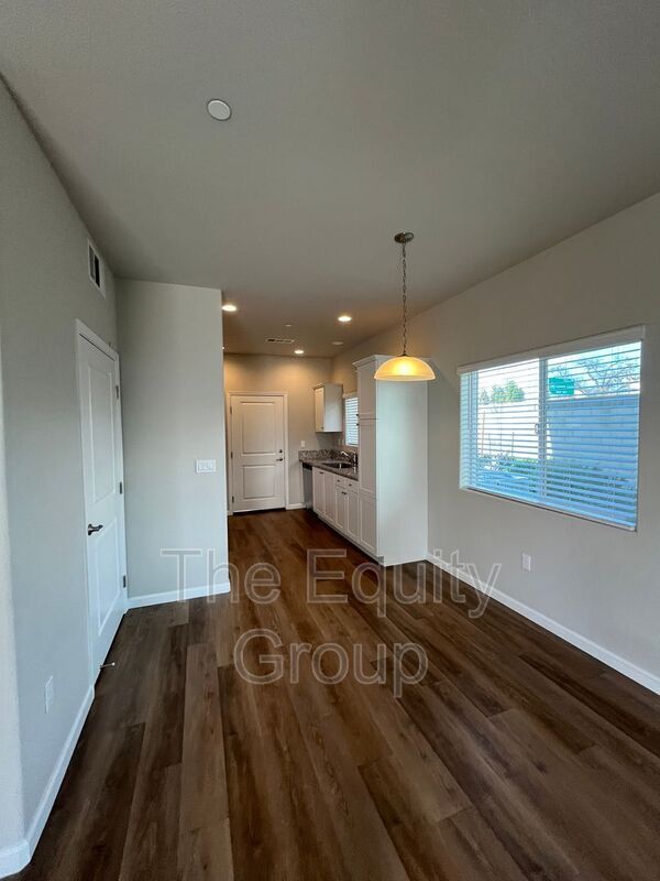 Building Photo - 418 S Summit St