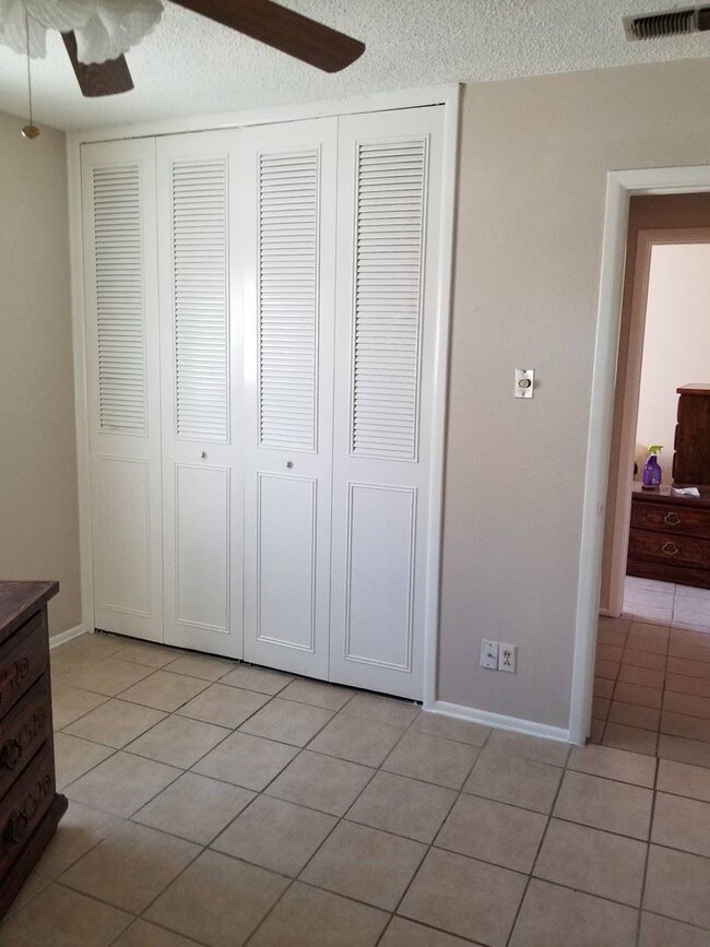 Building Photo - 3 br, 1.5 bath House - 6731 Red Bluff