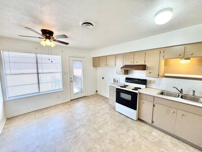 Building Photo - Charming 2 Bed 1 Bath Duplex - Walk to Sch...