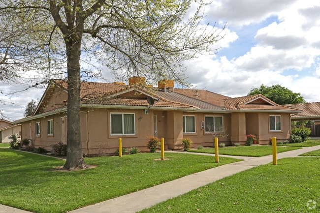 Building Photo - 301-445 W Oakwood Dr