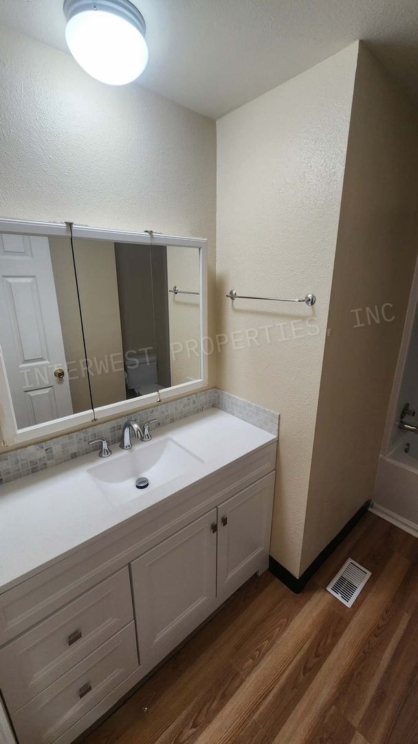 Building Photo - 3 bd 2 ba Ranch Style Beaverton Home with W/D in Unit, 2 Car Garage and Large Fenced Yard!