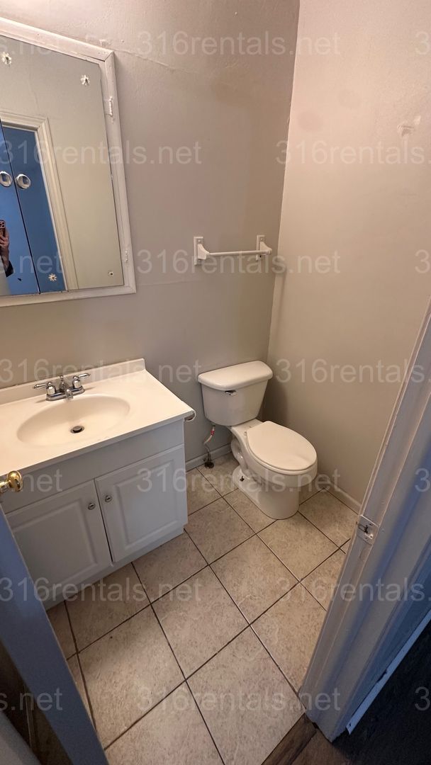 Building Photo - $1195 - 3 bed 1.5 bath - Single Family Hom...