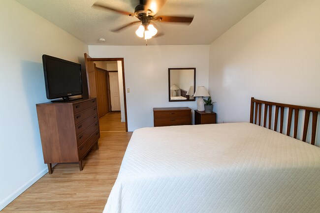 Building Photo - One level living w/ Attached Garage Available July!