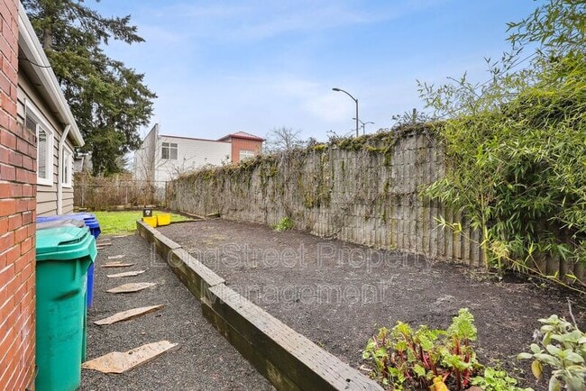 Building Photo - 3517 SE 67th Ave