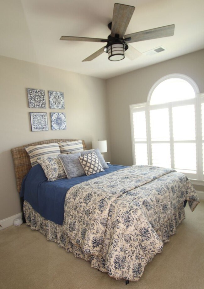 Building Photo - Beautiful Furnished Home Close to Bethany ...