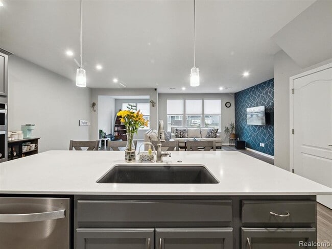 Building Photo - 4765 Glenora Dr