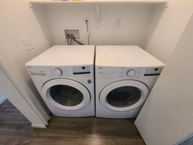 Building Photo - Charming 2-bedroom, 1-bathroom washer/dryer