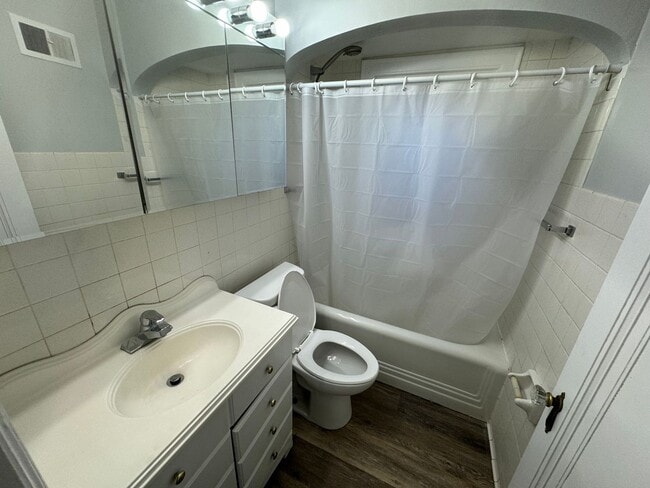 Building Photo - 3 bedroom, 2 bath House with 2 car detached garage