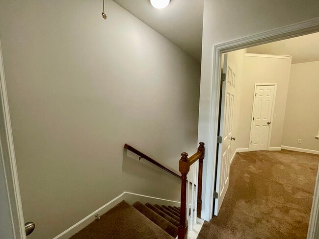 Building Photo - 1047 McKenna Dr