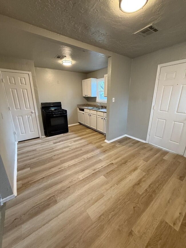 Building Photo - Available NOW! 2 Bed Plus Bonus Room 1 Bat...