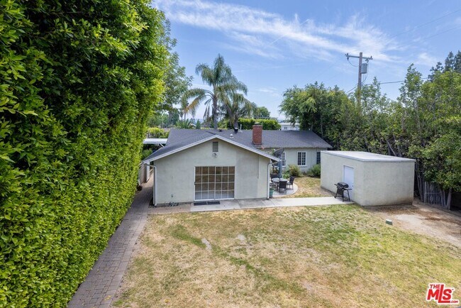 Building Photo - 12833 Delano St