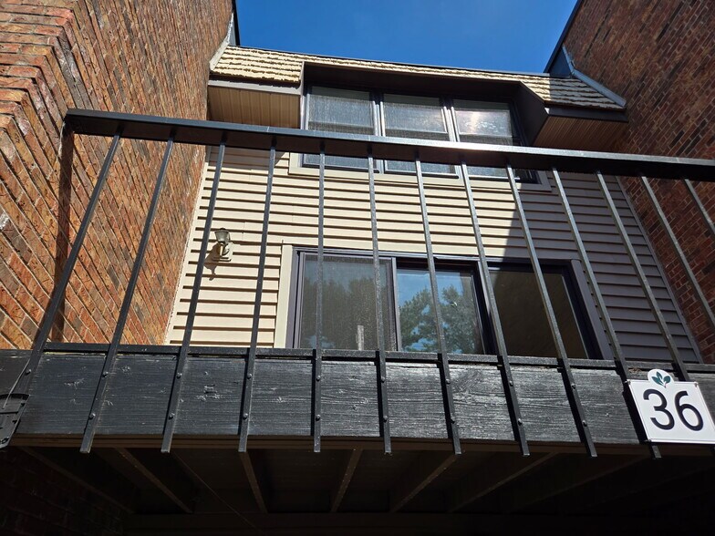 Building Photo - 36 Chestnut Hls