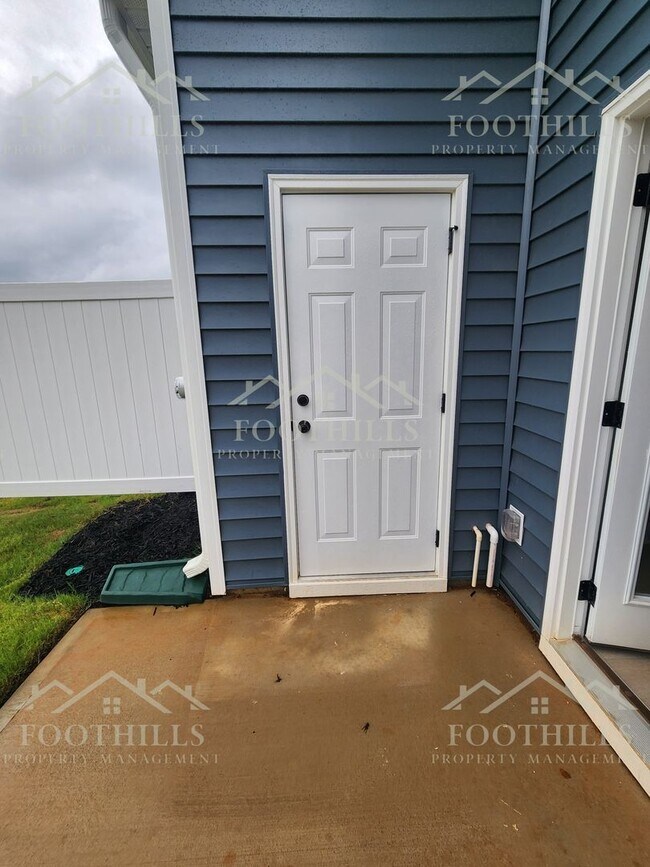 Building Photo - 253 Silo Rdg Dr