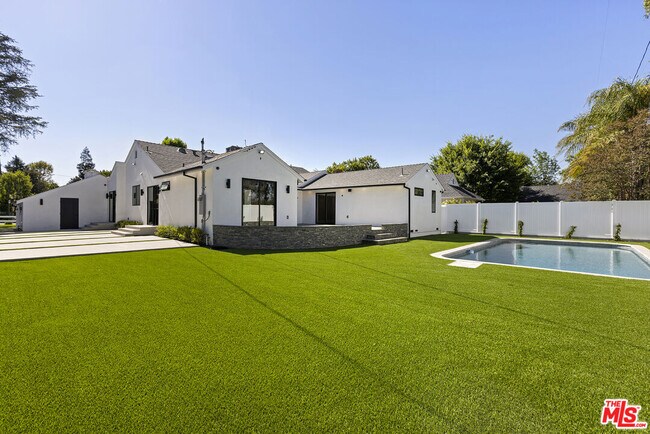 Building Photo - 5000 Noeline Ave